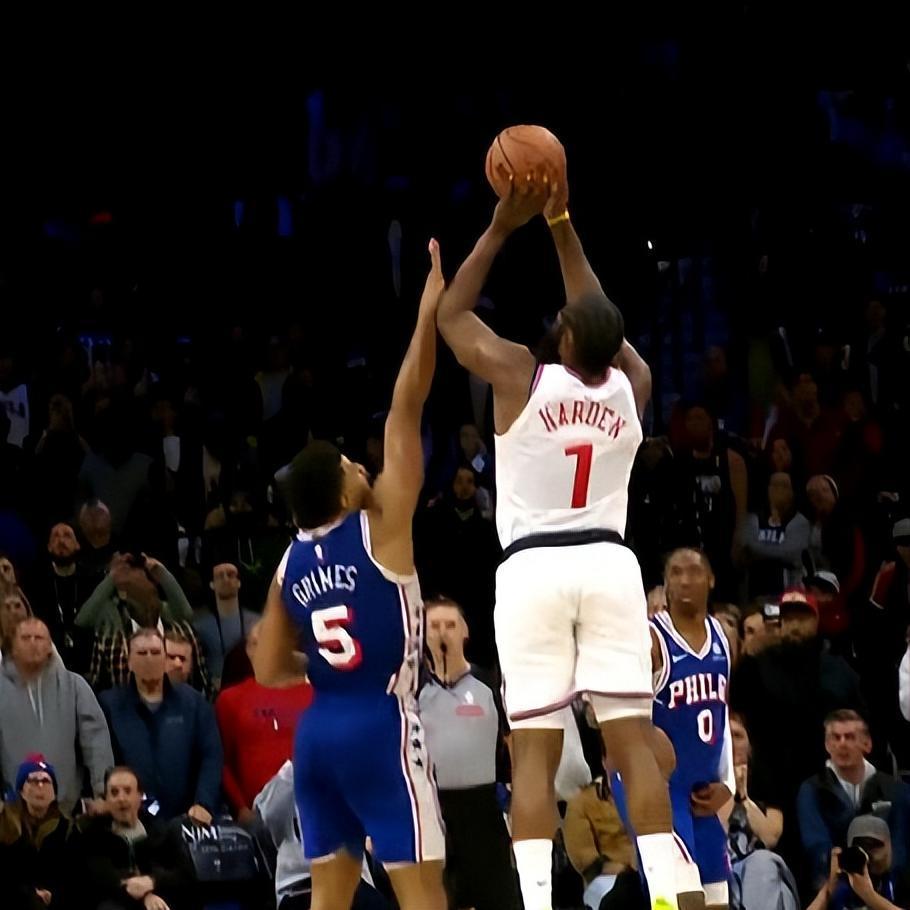 哈登绝杀三分被犯规了啊！回放可以明显看到格莱姆斯碰到了哈登的手肘，且是没出手