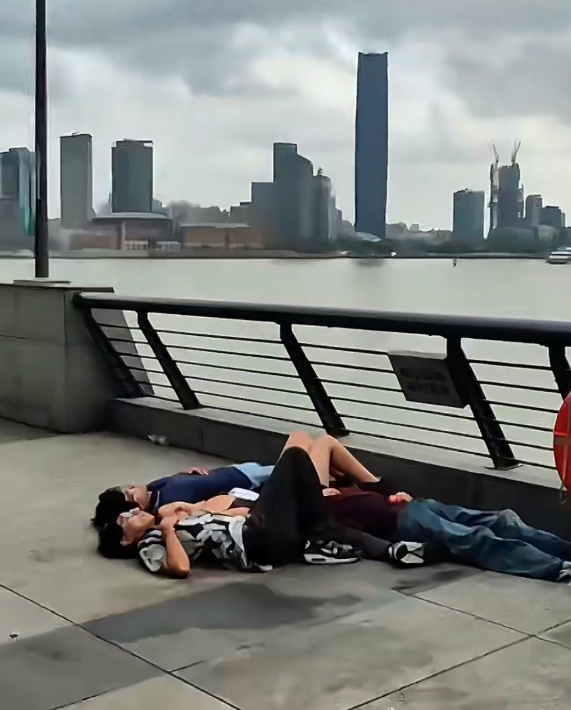 网友在上海外滩看到几个老外躺在地上睡觉，几个人睡得昏昏沉沉的，也不去开个酒店睡