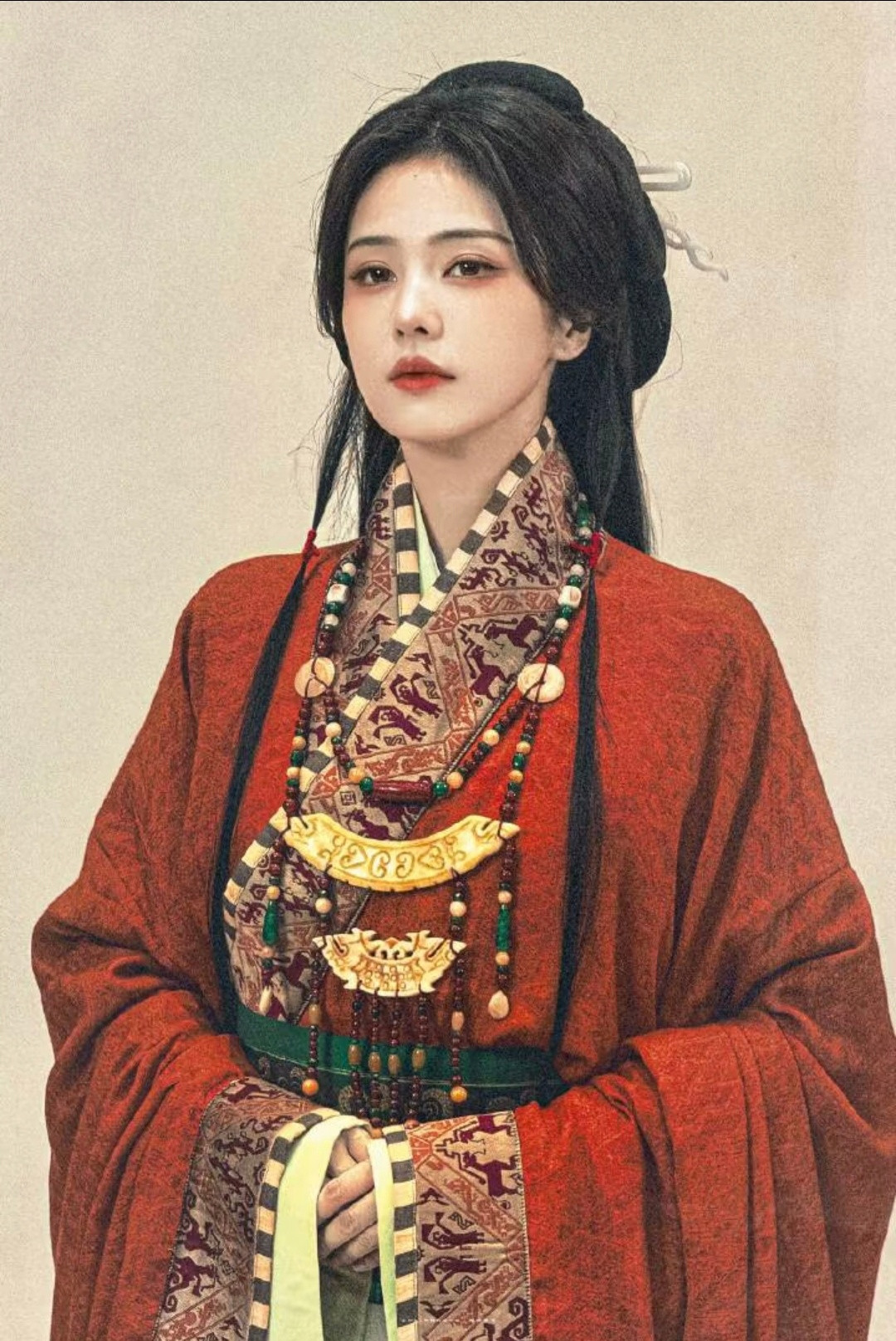 昨天跟着白鹿才恍然大悟，原来她身着的那套战国袍才是真正形制正统的版本。如今不少影