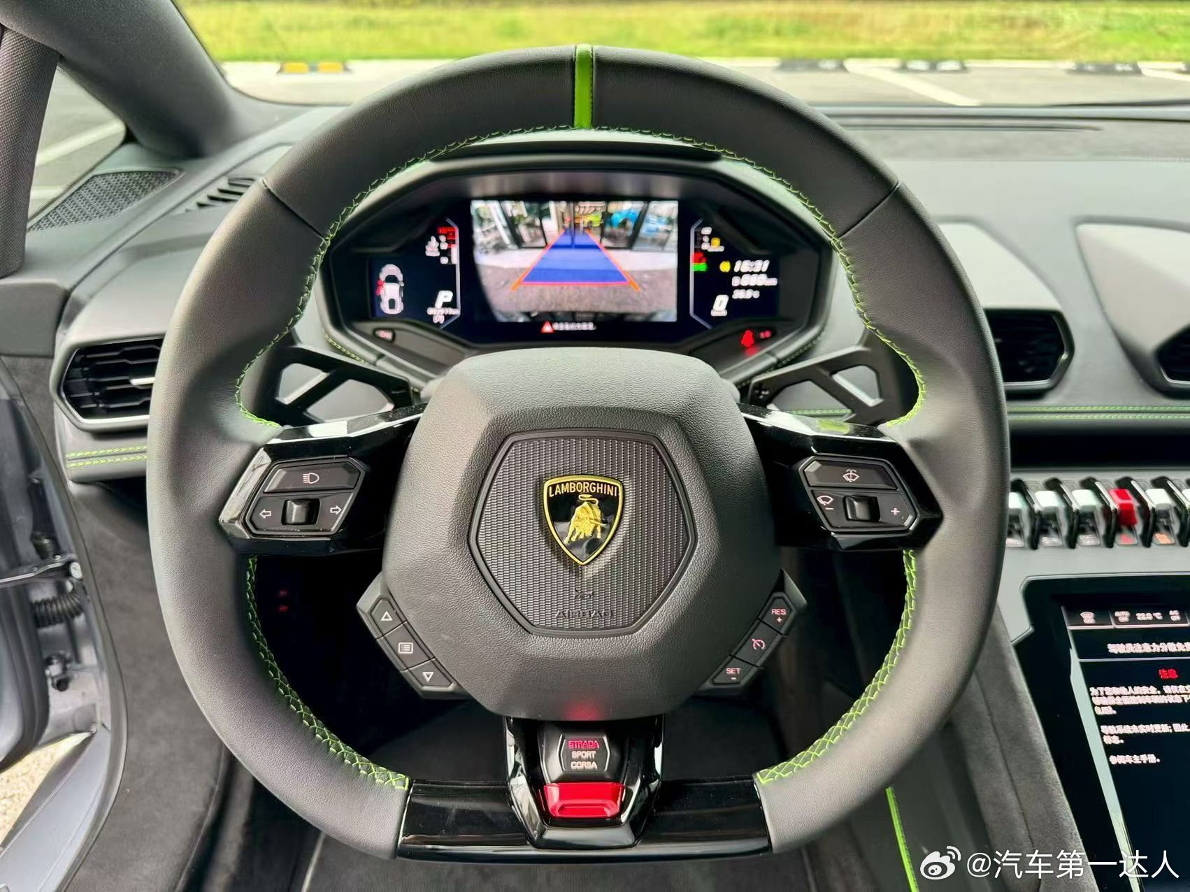 Huracán Tecnica 2024年6月上牌，2700公里，碳纤维后舱盖，