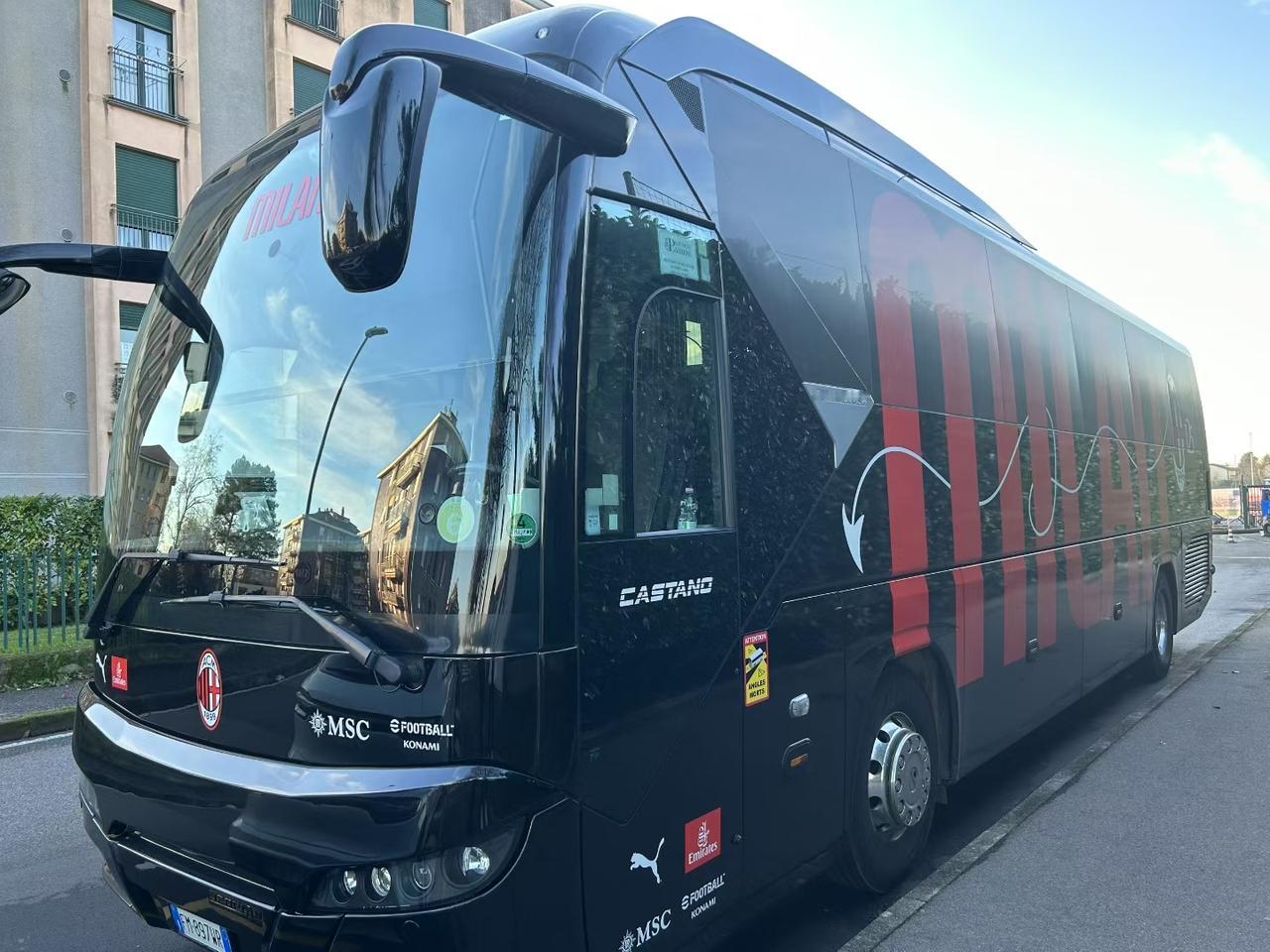 嘲笑米兰摆大巴？最近有些其他颜色的球迷，认为米兰没戏，在意大利超级杯只会摆大巴