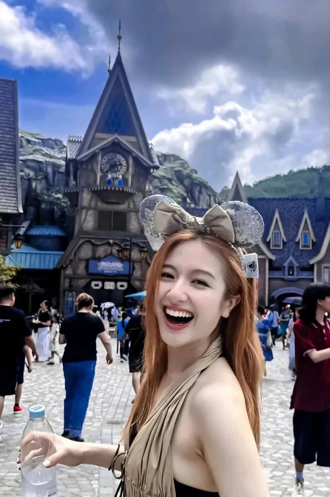 李兰迪在迪士尼也太绝了吧！穿个挂脖装，身材曲线都出来了，那皮肤白得晃眼，笑起来甜