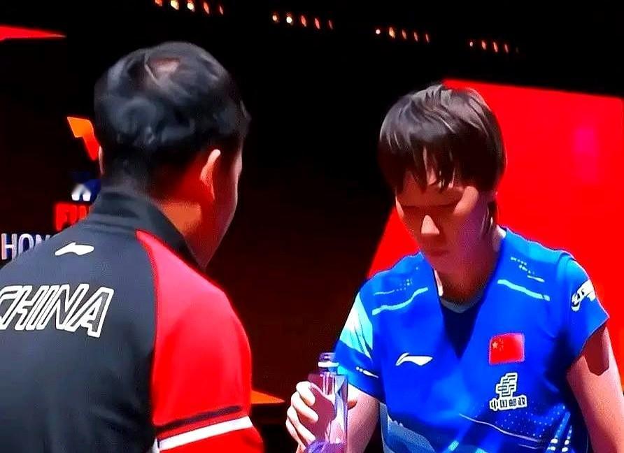 一个水瓶位置，差点搞崩冠军心态。王曼昱有次比赛，教练把水瓶放错地儿，她节奏全