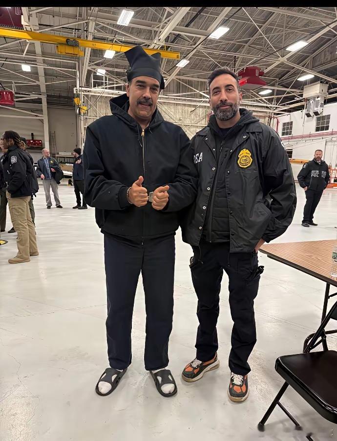 老马还真是松驰，穿个拖鞋就出国了。