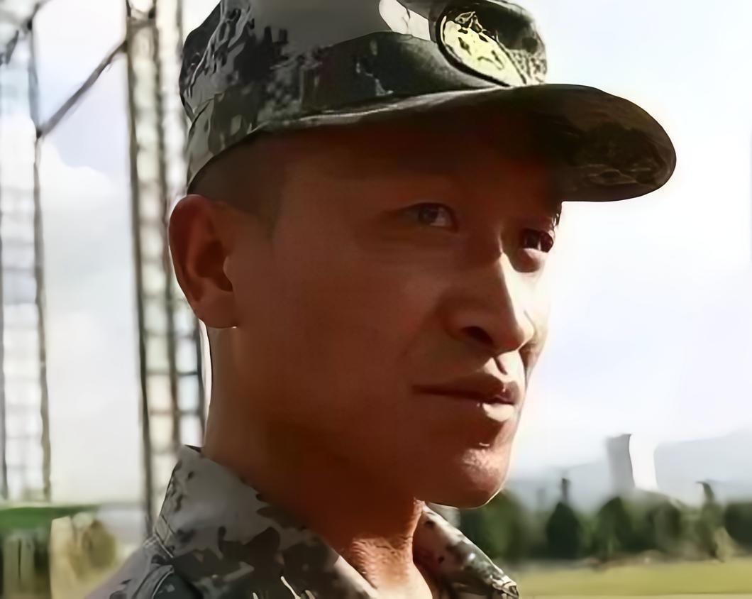 杨建松，云南大理人，2003年入伍，现任陆军第75集团军某特战旅副参谋长。荣立个