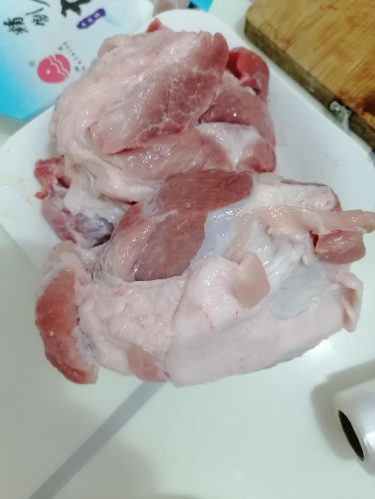 连续几日阴雨，待在屋里着实闷的慌。于是，我背起旅行包，带上一杯水，随意登上一辆开