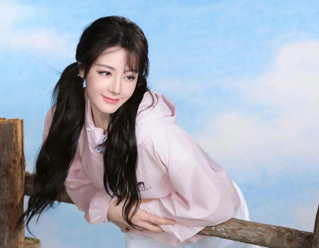 其实迪丽热巴这几张是好看的但就是有一种很疲惫的老态不恰当的比喻就是有种我外婆