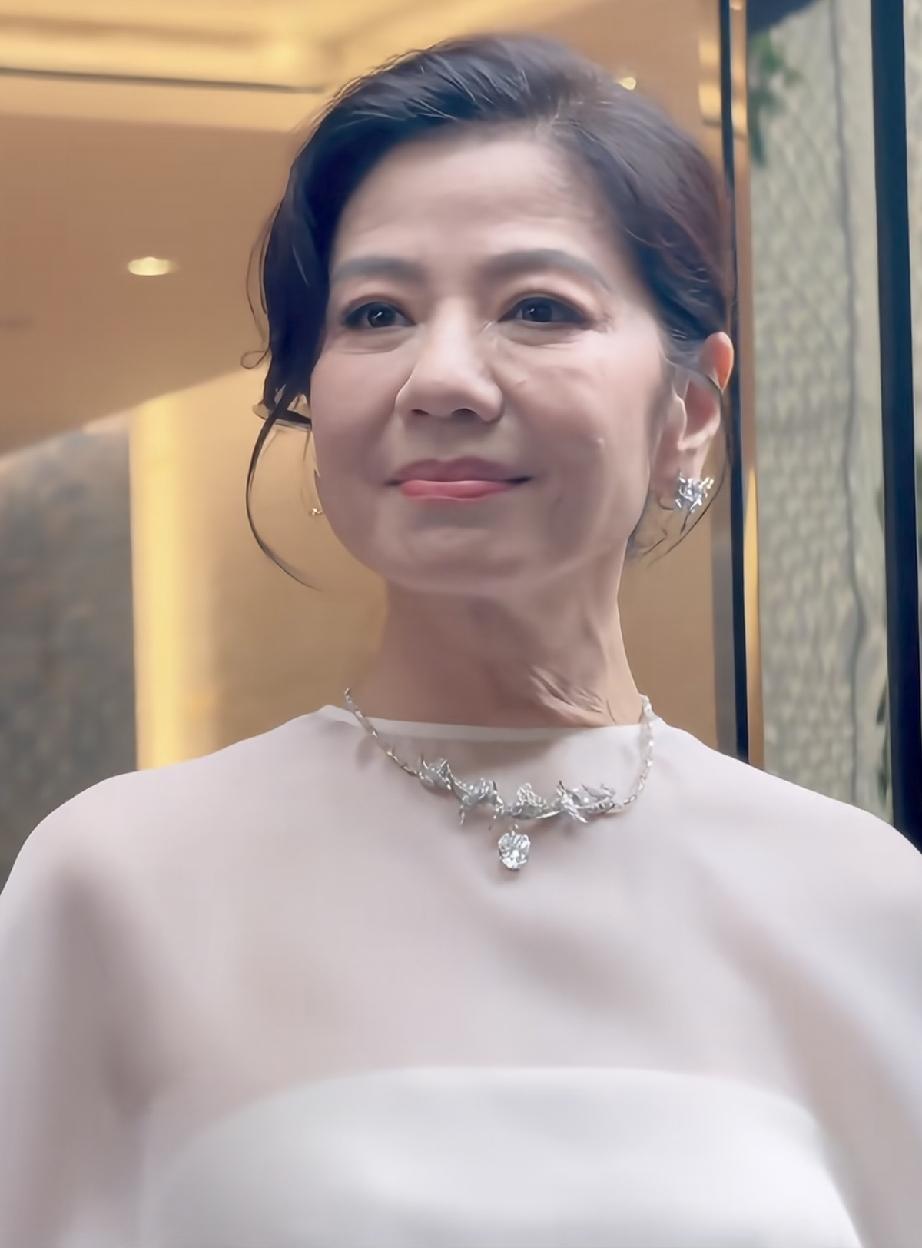 6月2日，钟楚红现身香港铜锣湾，高清怼脸拍简直惨不忍睹，真的成老太太了，脸上的皱