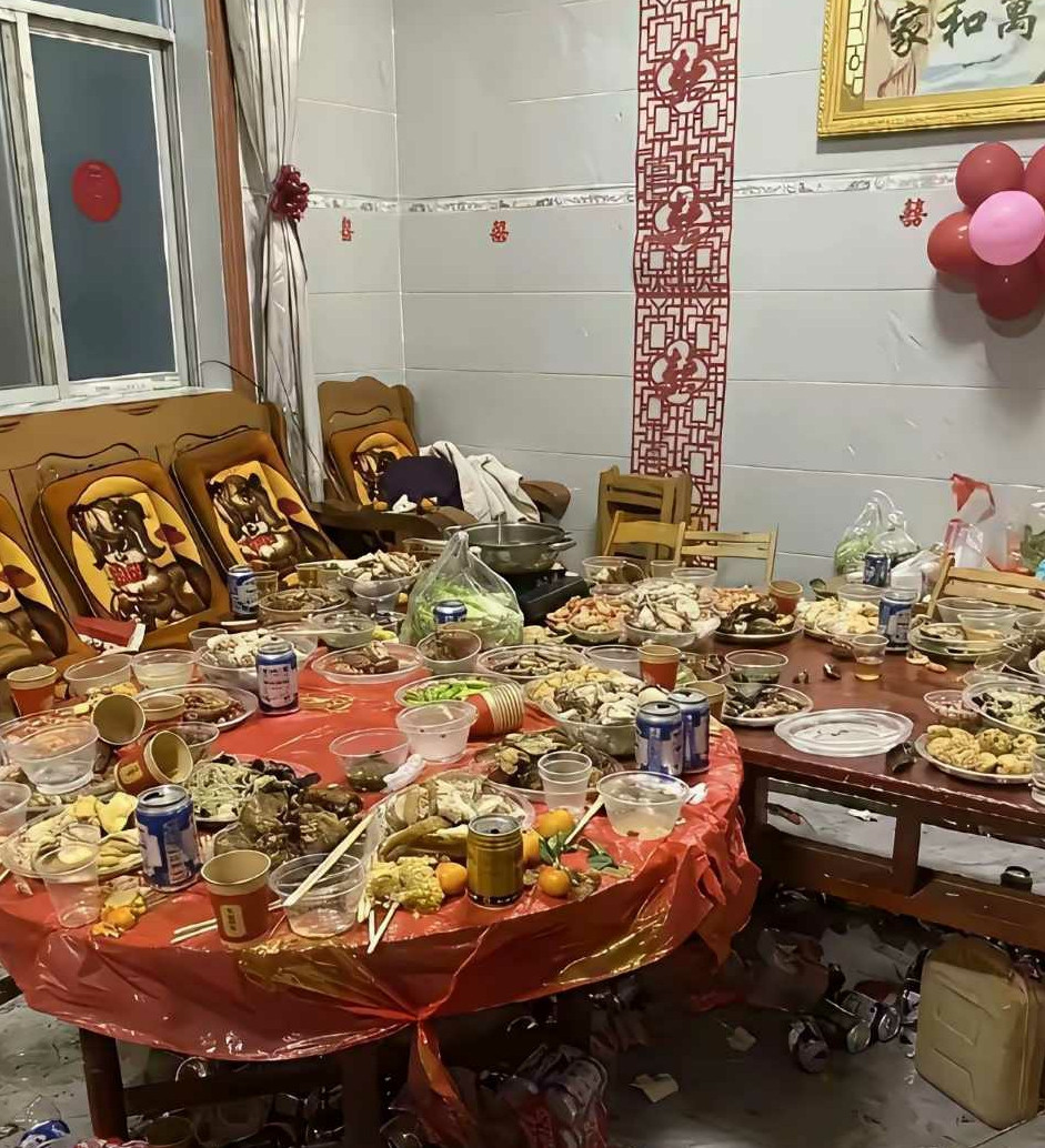 这送亲来的娘家人，是不是有什么意见和想法吧，怎么光喝酒没吃菜啊！
