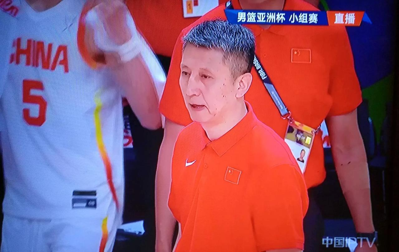 中国男篮在沙特主场迎战东道主沙特队。这场比赛的主裁是日本人，副主裁则是韩国人。用