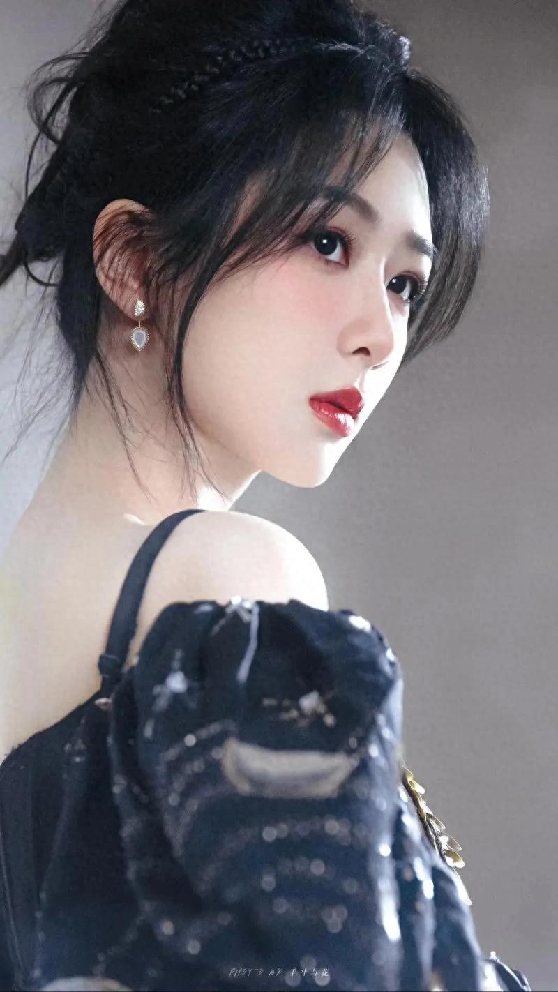 杨紫—金色蝴蝶吊带裙写真，好迷人的身材！