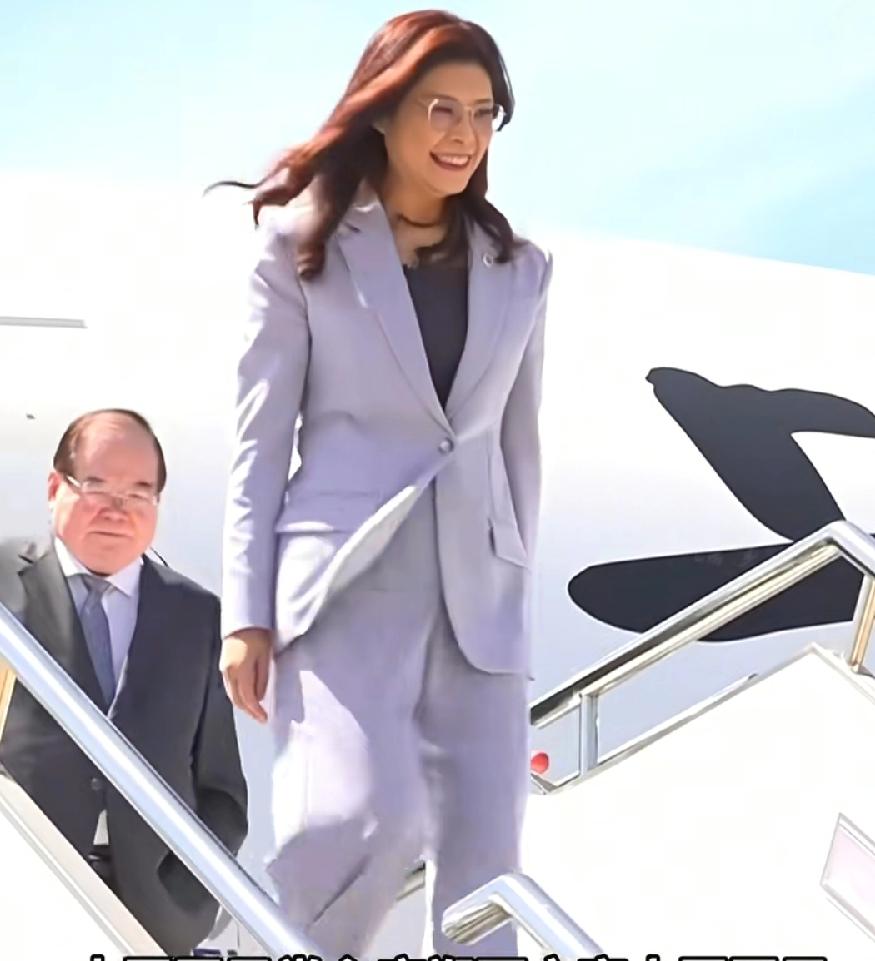 郑丽文抵达上海，3个细节：1、乘坐上海民航商业航班，没有包机，为方便接机，没有