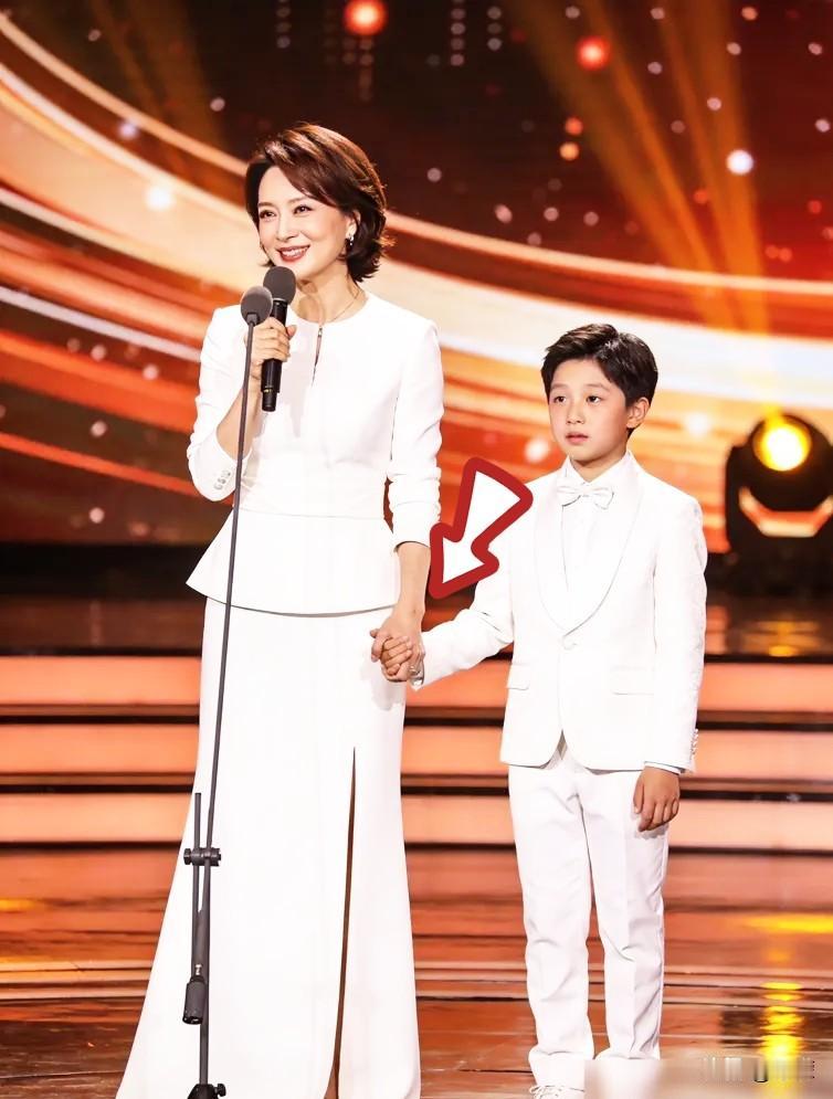 董卿又拿起话筒，这一次，不是为亿万观众。51岁的她，和11岁的儿子并肩，站在一