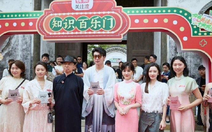 今天赵雅芝和王丽坤一起出席活动，两位站在一起居然很有姐妹范儿，也都显得好年轻。