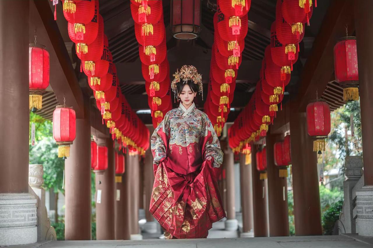 这也许就是我喜欢的“大红大紫”出镜:@咬一口薯饼汉服约拍摄影