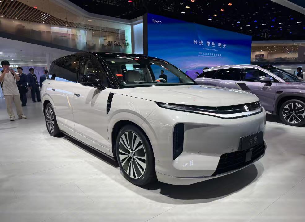 北京车展逛了一圈，说真的，被比亚迪大唐的展台人流量吓到了。排队看车的人围了里三层