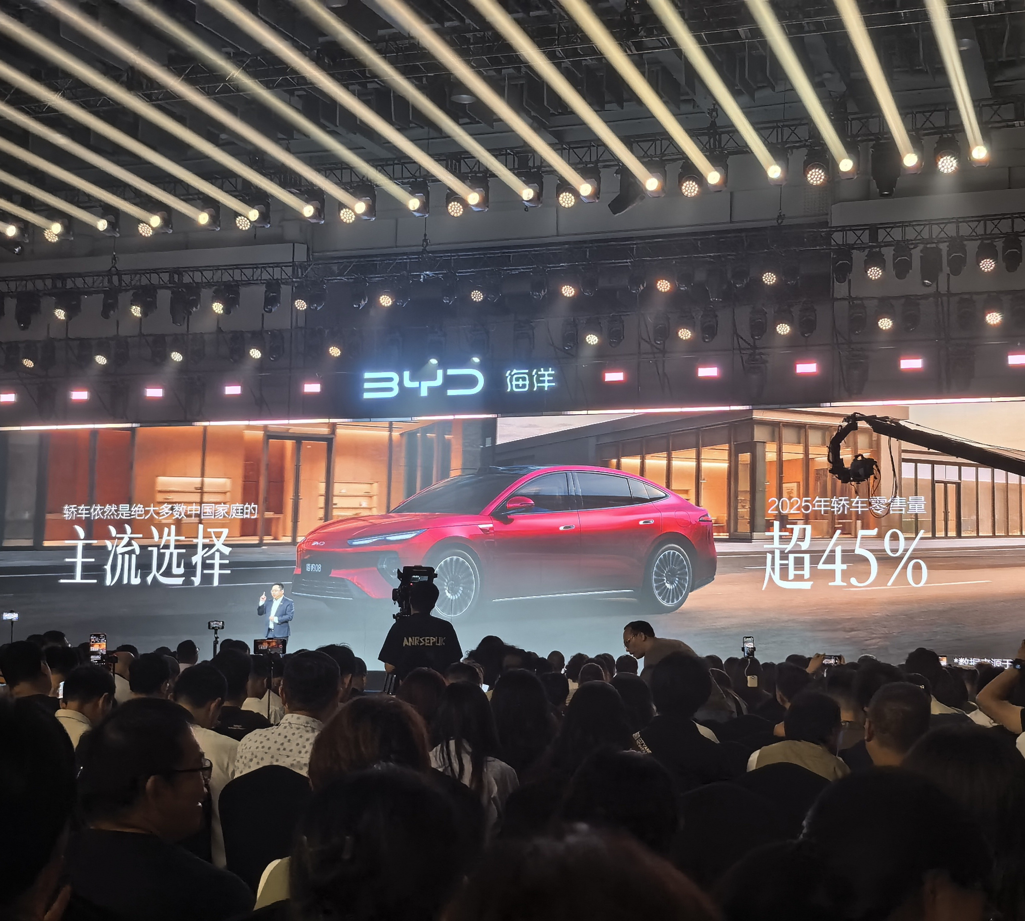 比亚迪为什么花重金打造旗舰轿车海豹08？2025年，轿车市场占比超45%，这是块