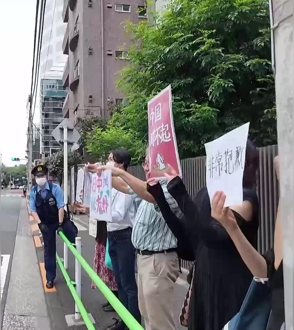 台湾中时新闻网曾经发文写道：“在两岸关系方面，2350万的台湾民众加上14亿的大