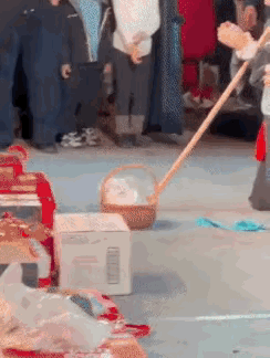 这也太侮辱人了吧？当两位戏曲演员跪在台上，等待观众们打赏的时候，突然从舞台后面冲