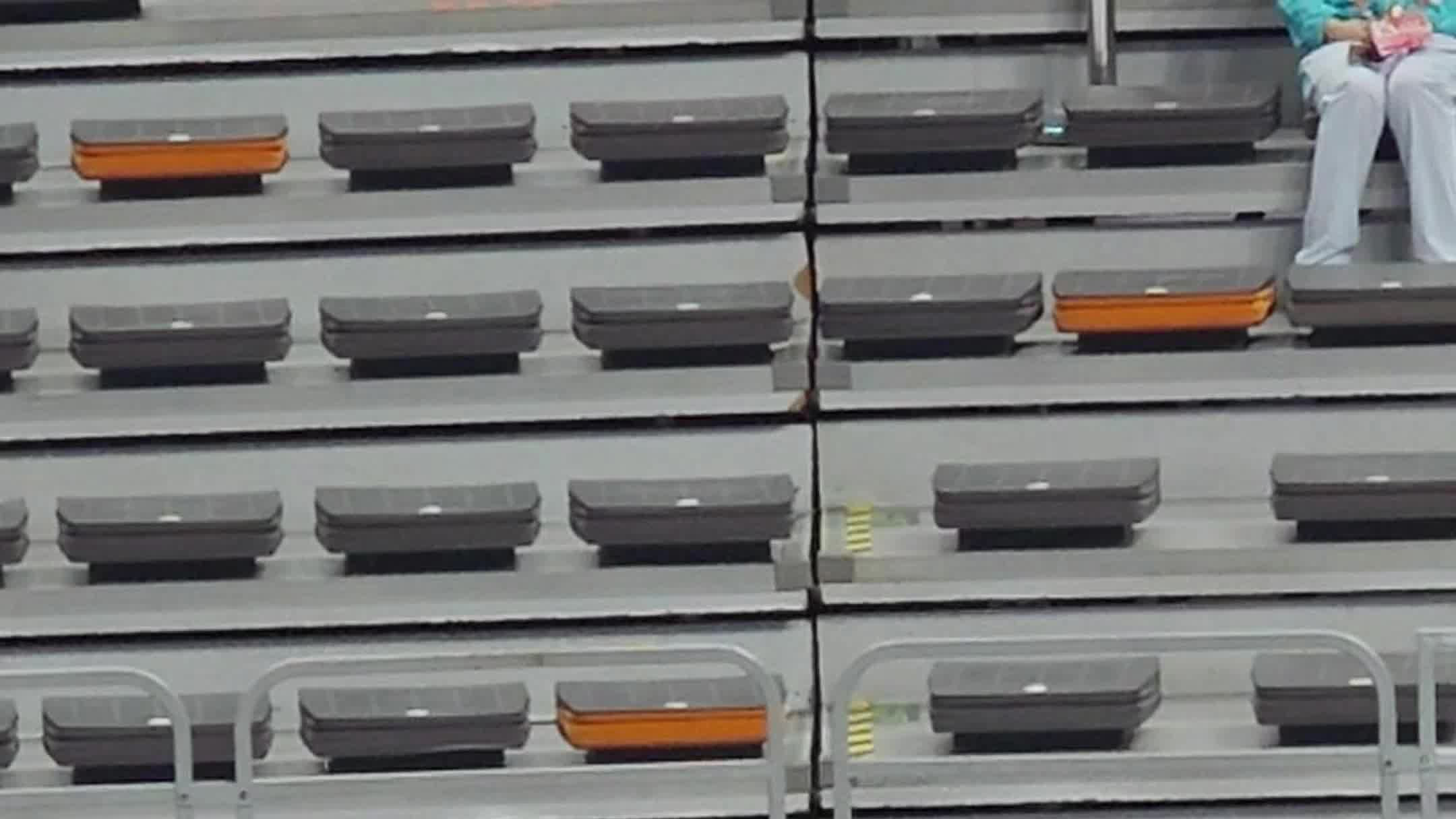 赵睿热身时与队友击掌互动，CBA赛场暖心瞬间