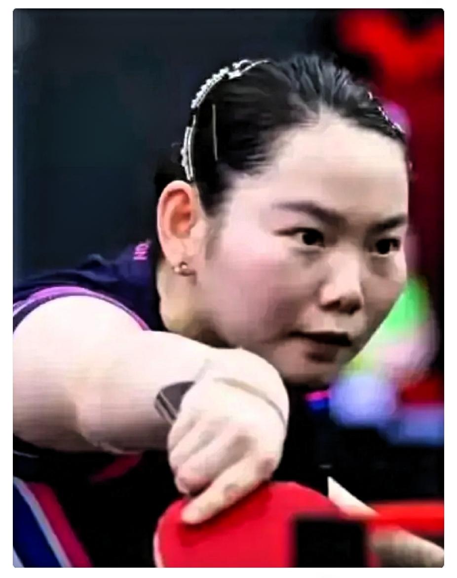 终于明白！为什么其他陪练都走了，何卓佳不走。她跟莎莎原来有四个人陪练小组，后
