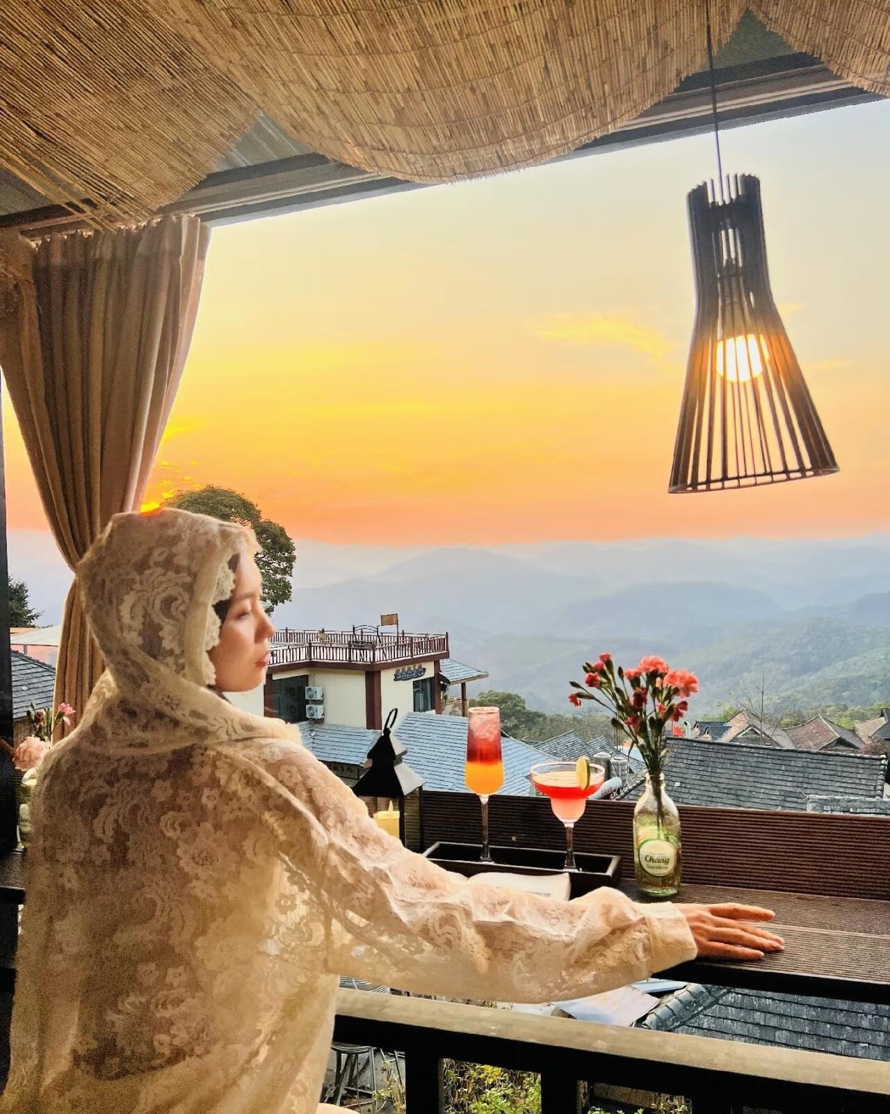 村里一位年轻的媳妇与婆婆吵了一架，上街买大包小包的东西回娘家了，对妈妈说，婆婆这