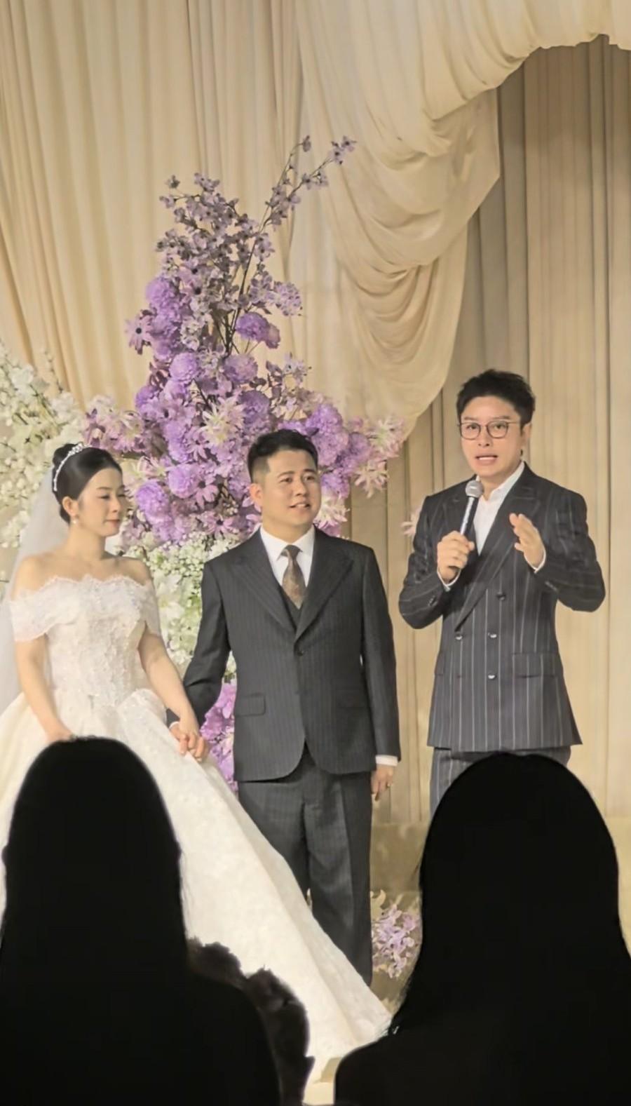 10月12日，贾乃亮从北京飞山西临汾，参加配音演员文靖渊的婚礼，他有心了，台上穿