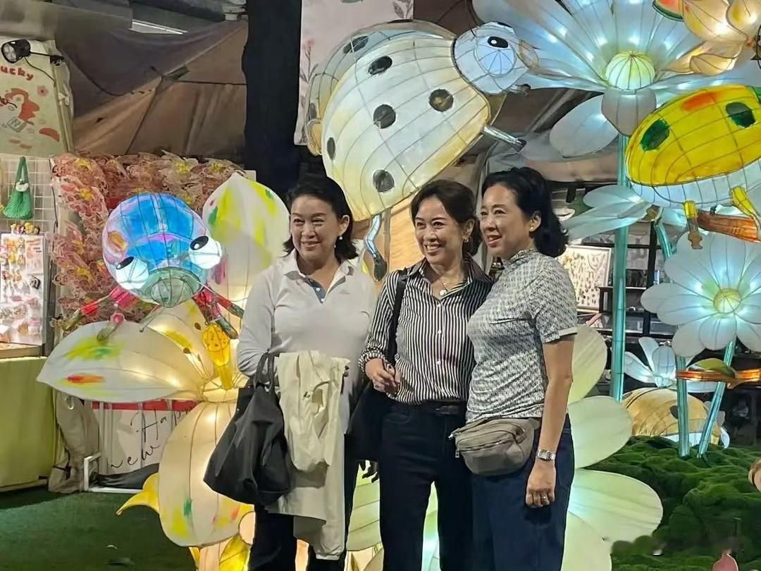 朱玲玲和现任丈夫佛山逛市集，罗康瑞全程满面笑容陪伴，非常宠妻！