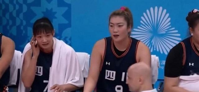 那束强光打下来，正好照在李梦的脸上，她笑了一下，嘴角咧开。身边，是队友们低垂的头