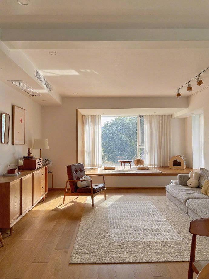 海口楼市不少房东想要趁着海口楼市这段时间的旅游旺季把房子卖出去。海口楼市的房东