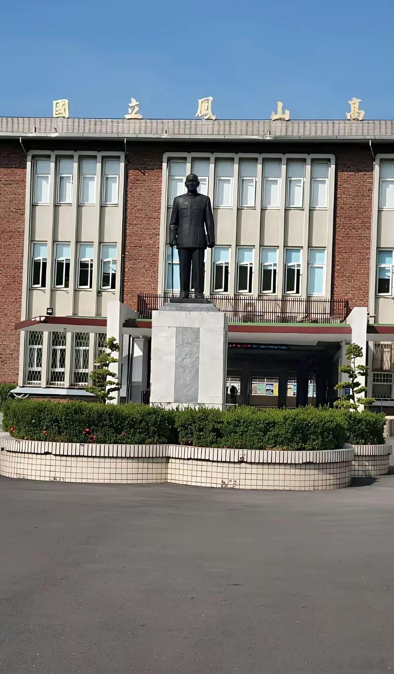 中国台湾已经陆陆续续拆除蒋介石雕像台湾共有760座蒋介石雕像，现已陆陆续续拆除中
