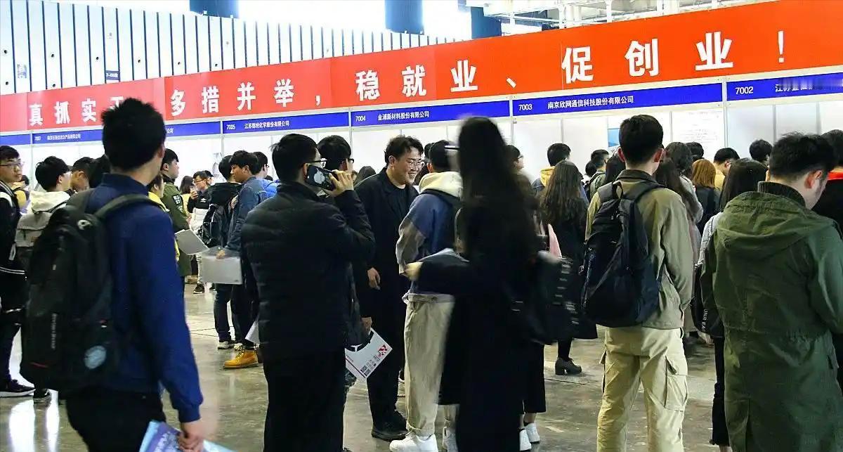 真相扎心！2025年，1222万大学生涌入就业市场，却5000万人面临失业，据统