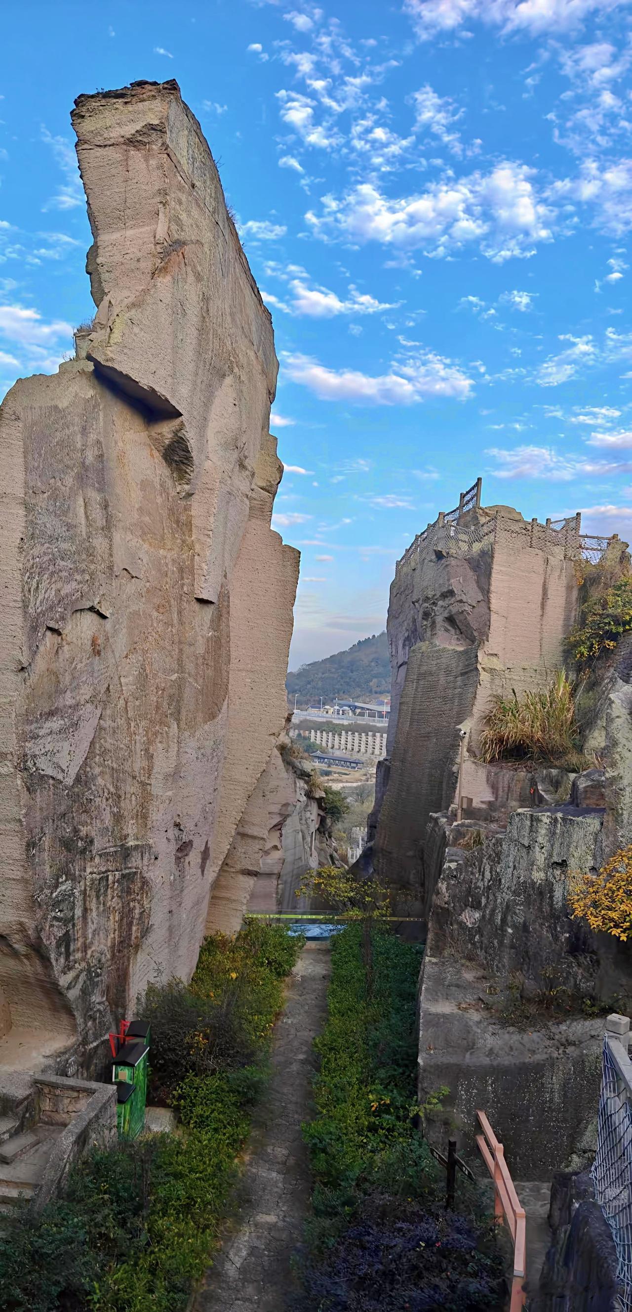 岱山双合石壁，千年采石遗下的石墙如刀削斧劈，双峰对峙间，天开一线。石阶蜿蜒于绝壁