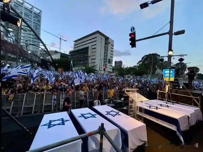 以色列狂批哈马斯！50名人质命悬一线2025年8月19日，以色列突然放话：