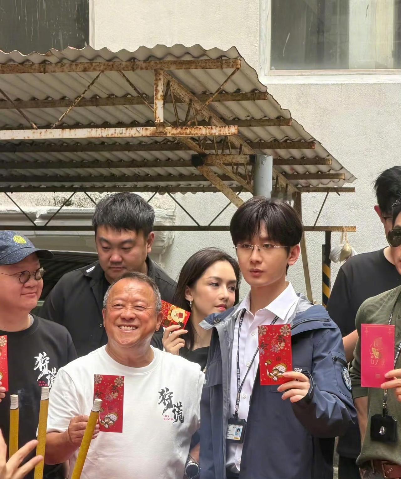 成毅今天《狩谎》开机，一身警服配金丝眼镜的林sir直接封神！镜头里他笑着跟粉丝挥