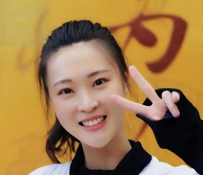 她是“排球女神”，2018年，嫁给了“北大才子”杨臻博，可结婚多年一直没有怀孕，