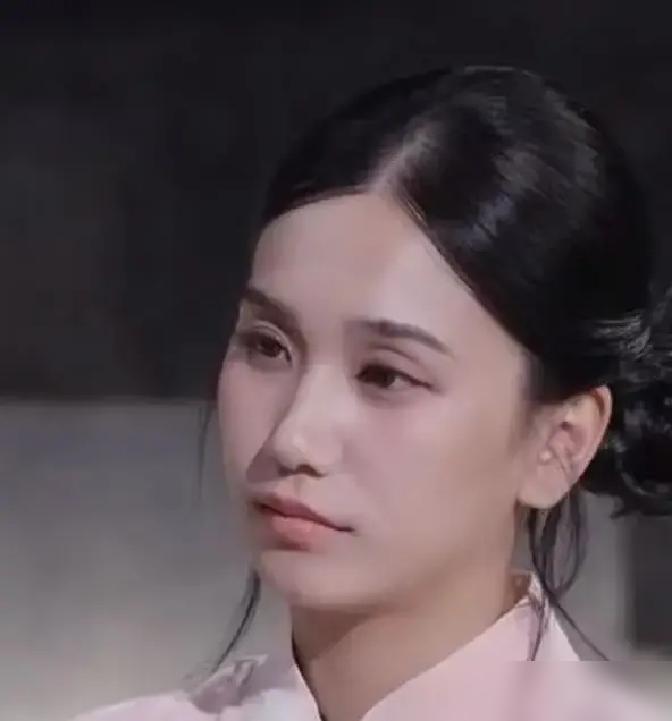 何美延在《再见爱人》里和未来婆婆正面刚。节目里婆婆让她做家务，她直接甩脸子，说我