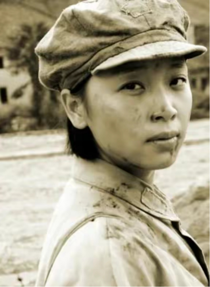 1929年，朱德和妻子在吃饭。突然，敌军踹门而入：“抓住朱德！”妻子伍若兰灵机一