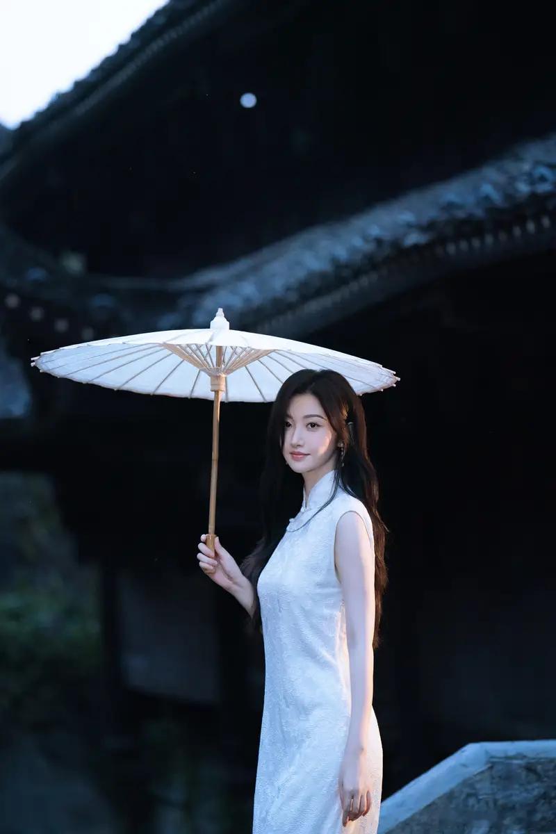 景甜穿白色旗袍气质温婉手撑油纸伞端庄大气10月17日，工作室分享了景甜的一组美