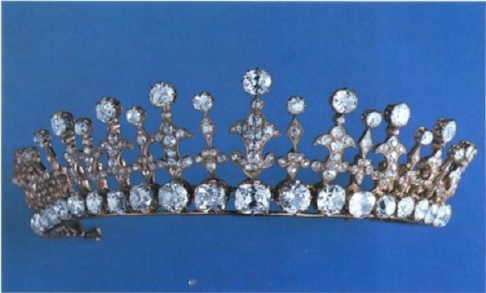介绍一顶比较特别的钻石王冠它曾属于希腊索菲亚王后（一百年前的人了）。最开始是