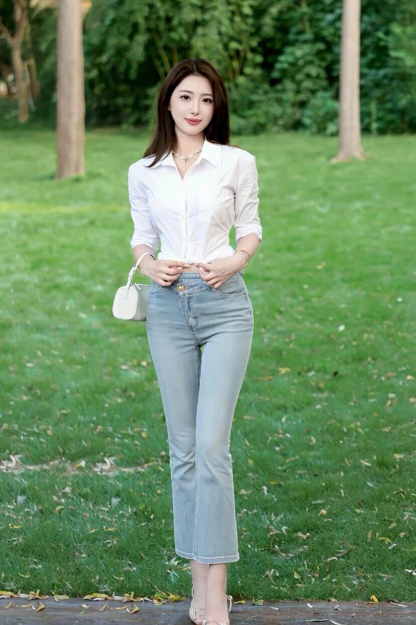 这位小姐姐在公园里拍照片。