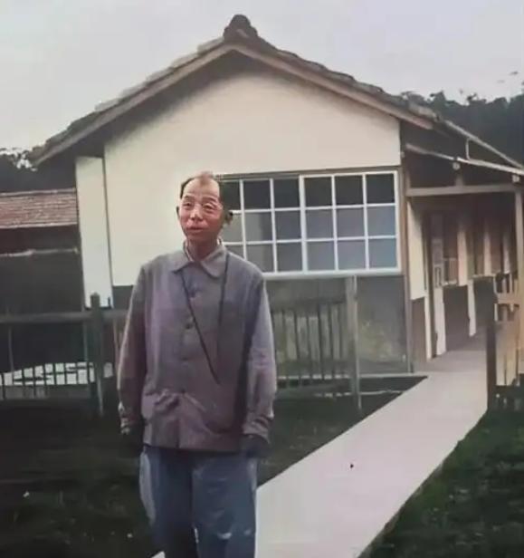 张学良在软禁的时候很喜欢喝可乐，每天要喝三四瓶。当时1美元可以买20瓶可乐，3.