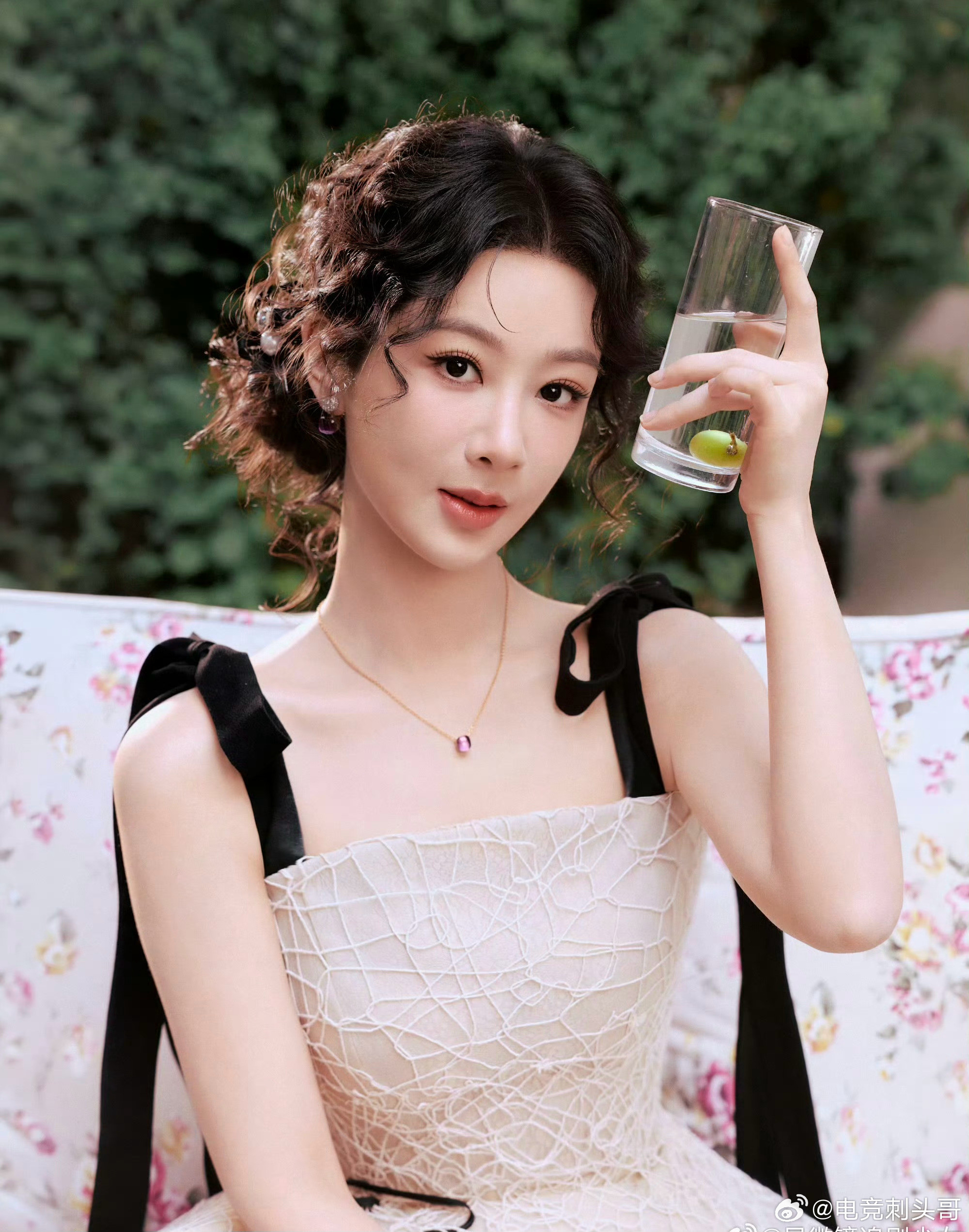 杨紫发型后面是蝴蝶结卷发盘发搭配蝴蝶结装饰，杨紫一整个温柔千金既视感，太好看