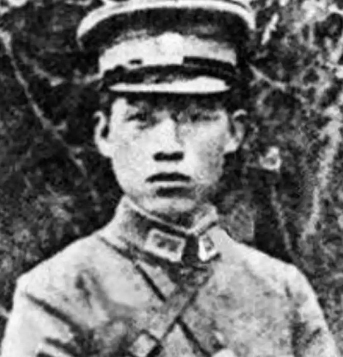 1938年7月，国军少将张岚峰率部投日。不久后，他的弟弟张俊峰和日军发生纠纷，被