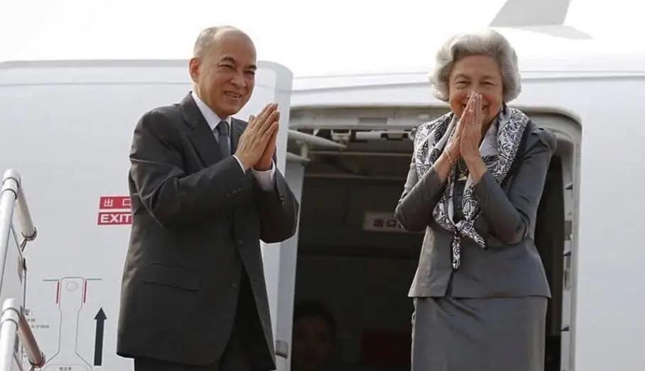 别再以为柬埔寨国王只是来观礼的，他这是来“避难”的！就在昨天，柬埔寨国王西哈莫尼