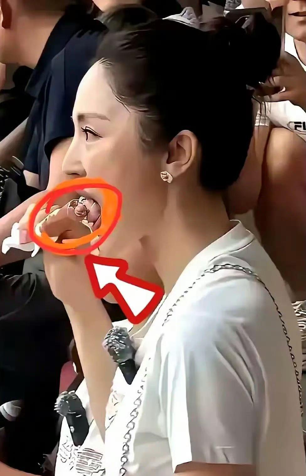 46岁的董璇，因为一个舌钉成了热议焦点。她一直给人温柔端庄的感觉，这