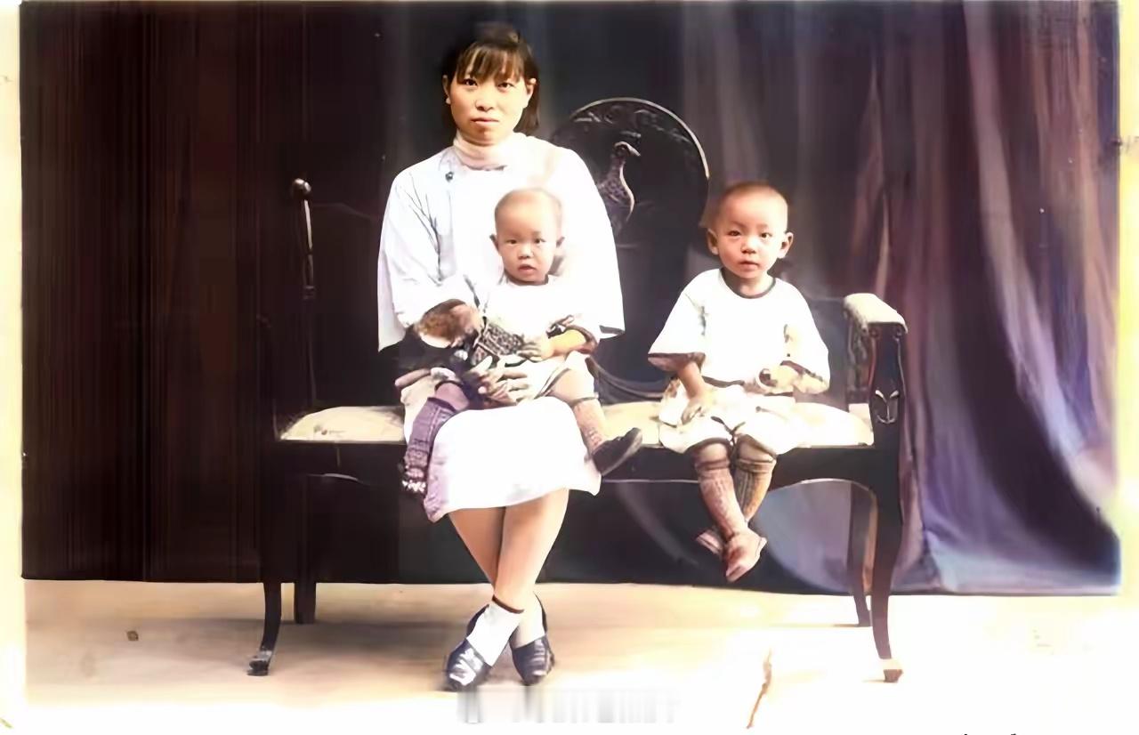 1931年，北平。刚满周岁的袁隆平与母亲华静、哥哥袁隆津的合影。那会儿的袁老，小