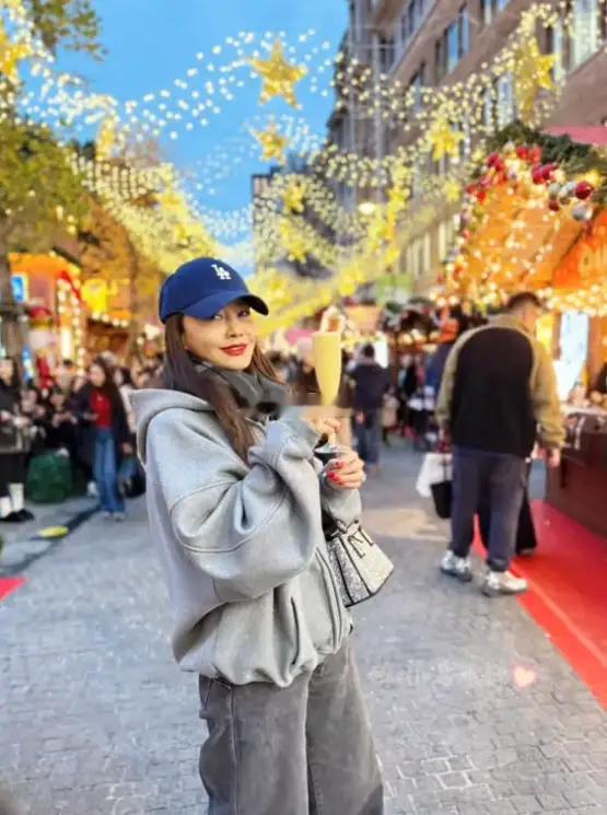 马雅舒与混血儿女合照，二婚嫁对人越活越年轻，与12岁女儿像姐妹，12月12日，4