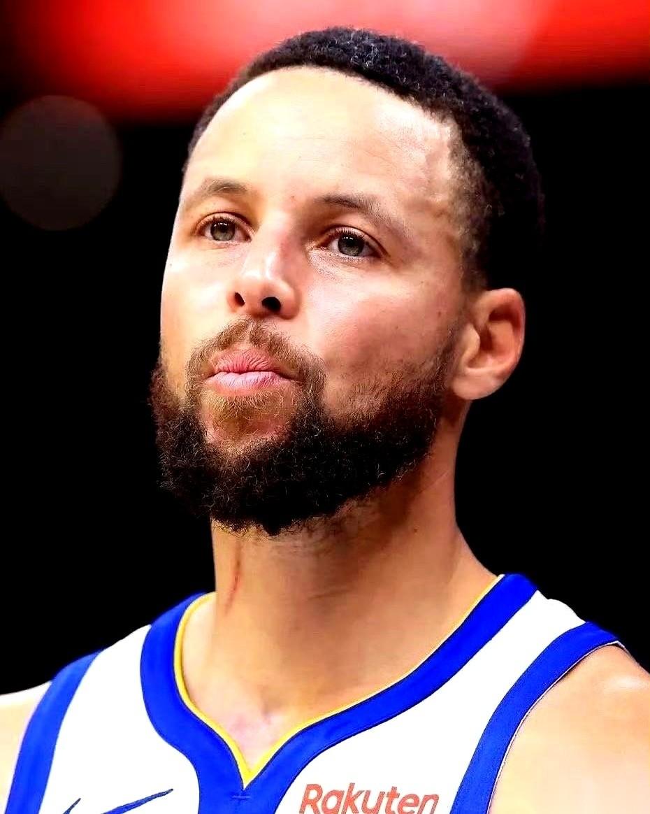 这赛季的库里和杜兰特，把数据单摊开一看，简直是两个物种。杜兰特那边，数据是真“