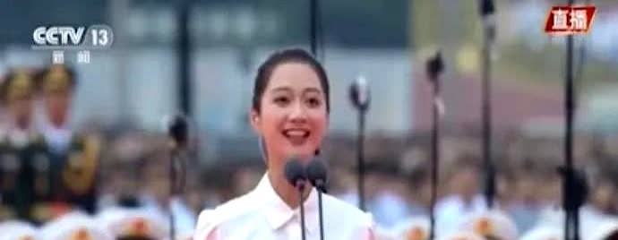 我奶奶刚刚看了冯琳的照片沉默了一会说：这个女孩子一眼看过去就是天